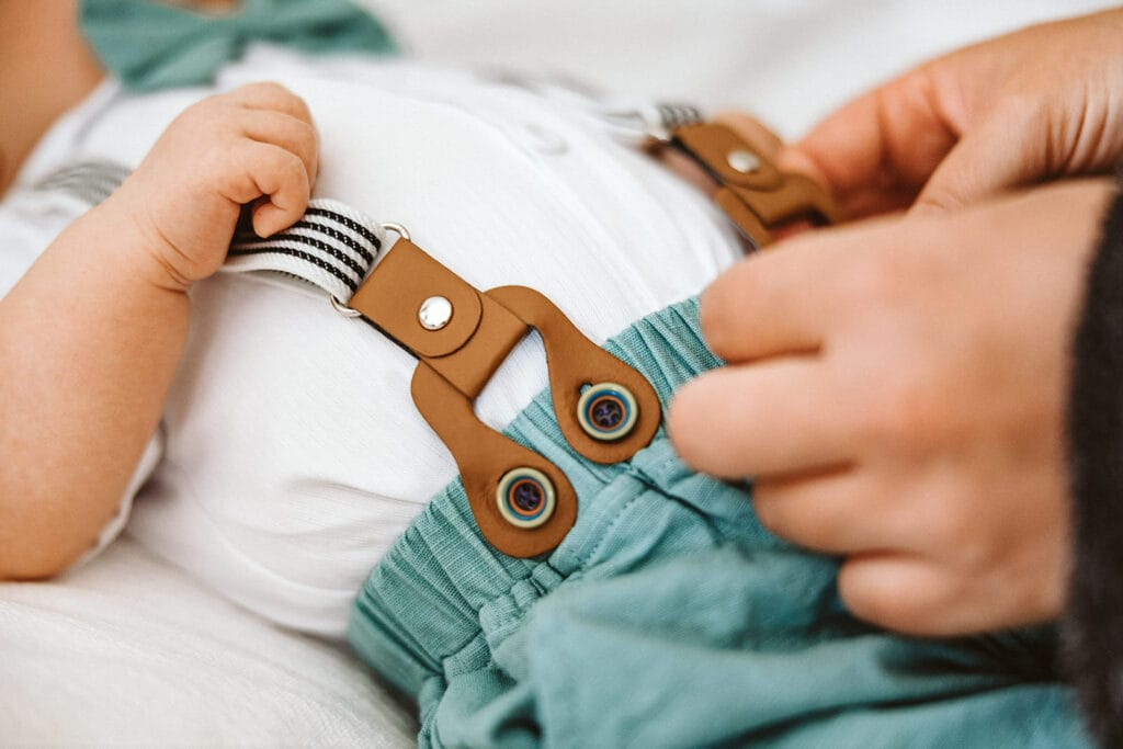 Schlosskapelle Diersfordt Wesel Schloss Diersfordt Wesel Hochzeitsfotograf - Baby Getting Ready wird angezogen. Türkise Hose mit kleinen Hosenträger