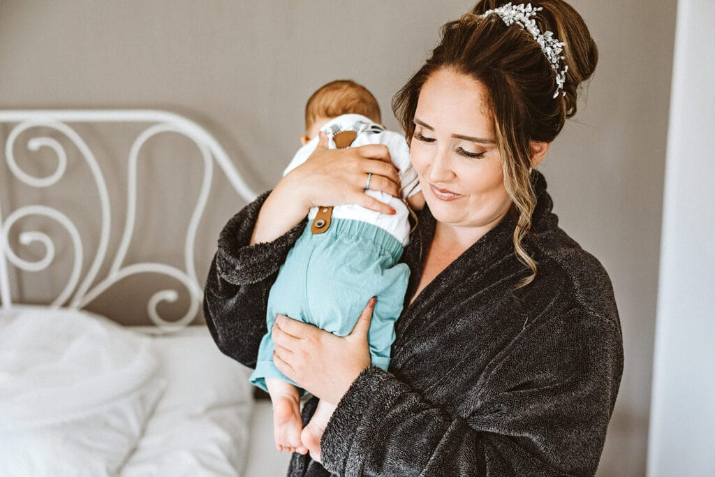 Schlosskapelle Diersfordt Wesel Schloss Diersfordt Wesel Hochzeitsfotograf - Baby wird beruhigt Getting Ready