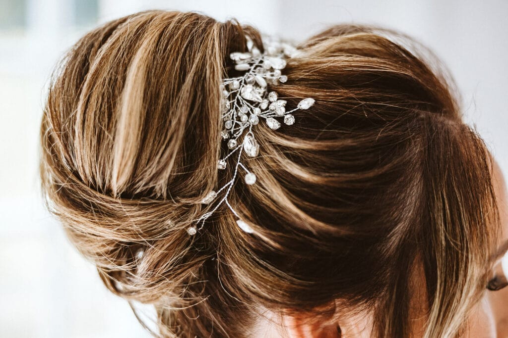 Schlosskapelle Diersfordt Wesel Schloss Diersfordt Wesel Hochzeitsfotograf - Kopfschmuck Braut Getting Ready