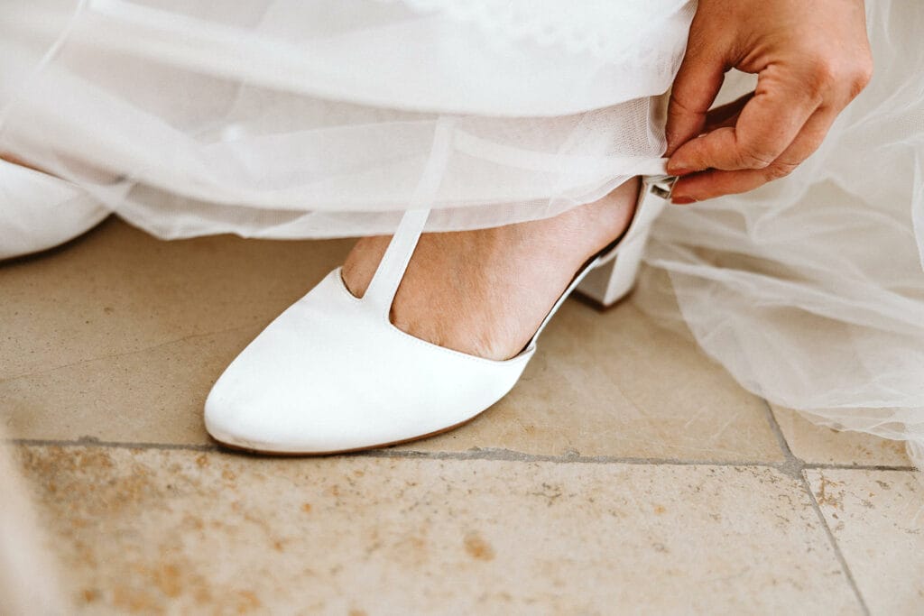Schlosskapelle Diersfordt Wesel Schloss Diersfordt Wesel Hochzeitsfotograf - Braut zieht Schuhe für Getting Ready an