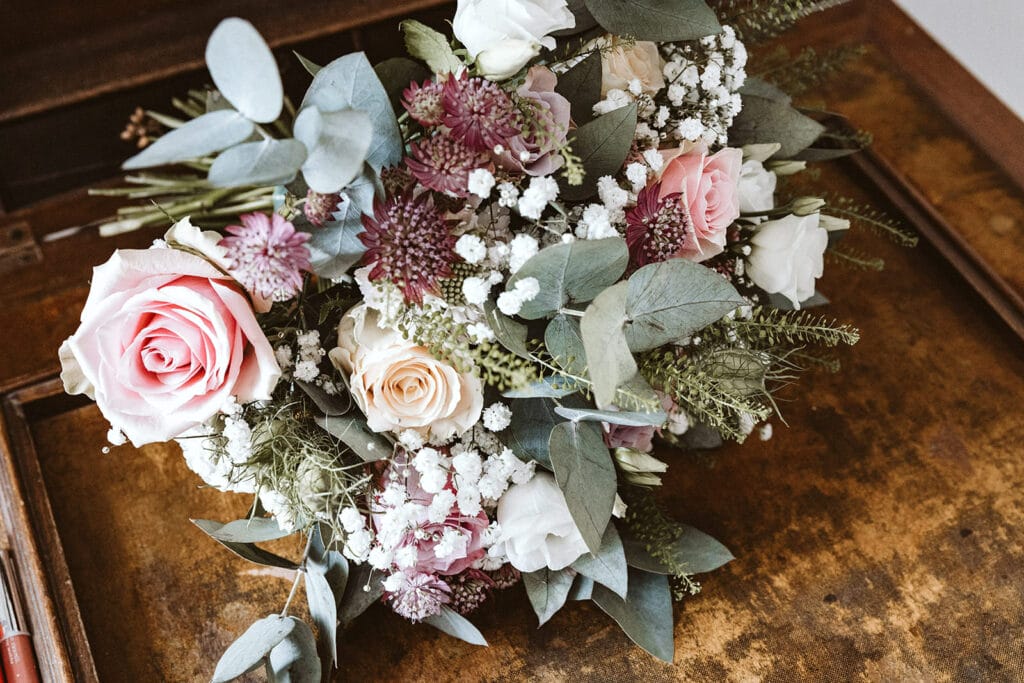 Schlosskapelle Diersfordt Wesel Schloss Diersfordt Wesel Hochzeitsfotograf - Brautstrauß Getting Ready