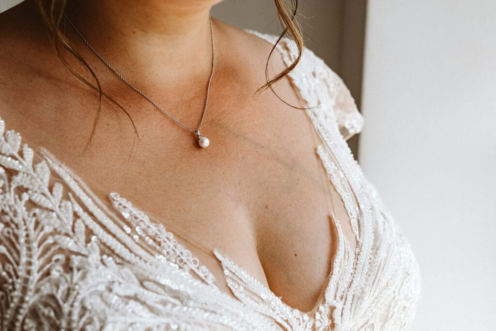 Schlosskapelle Diersfordt Wesel Schloss Diersfordt Wesel Hochzeitsfotograf - Braut hat Kette angezogen für Getting Ready