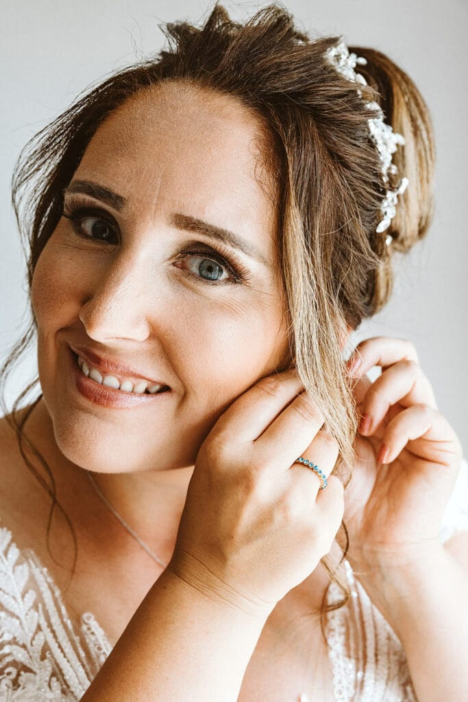 Schlosskapelle Diersfordt Wesel Schloss Diersfordt Wesel Hochzeitsfotograf - Braut zieht Ohrringe für Getting Ready an