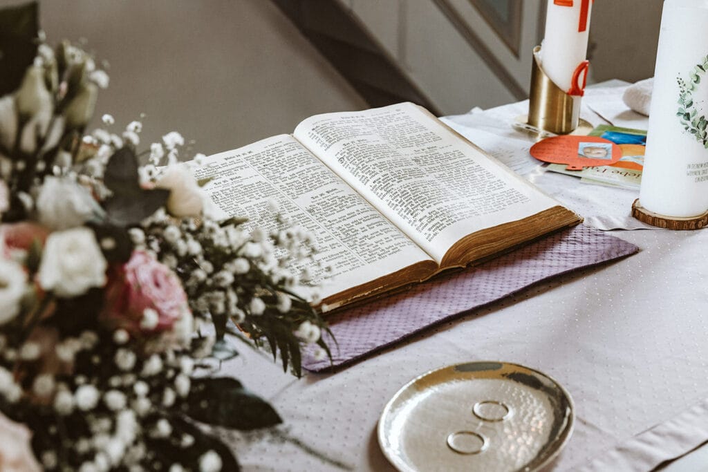 Schlosskapelle Diersfordt Wesel Schloss Diersfordt Wesel Hochzeitsfotograf - Die Bibel sowie Trauringe für Zeremonie Hochzeit