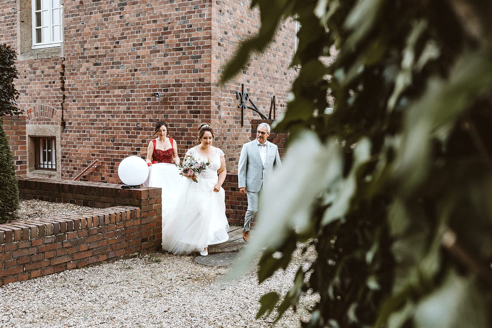 Schlosskapelle Diersfordt Wesel Schloss Diersfordt Wesel Hochzeitsfotograf - Braut und Brautvater mit Trauzeugin ziehen in die Kapelle ein