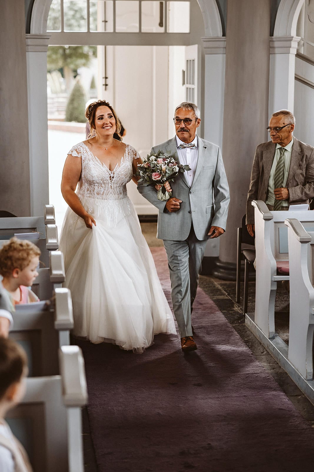 Schlosskapelle Diersfordt Wesel Schloss Diersfordt Wesel Hochzeitsfotograf - Brautvater mit Braut im Gang auf dem Web zum Altar
