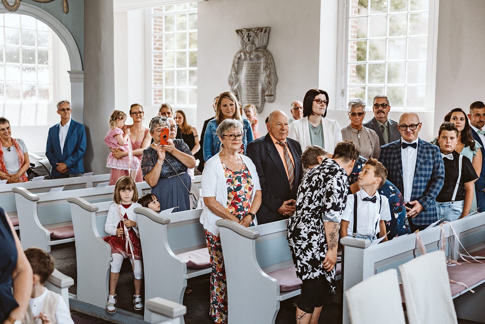 Schlosskapelle Diersfordt Wesel Schloss Diersfordt Wesel Hochzeitsfotograf - Hochzeitsgäste stehen auf für Braut und Trauung