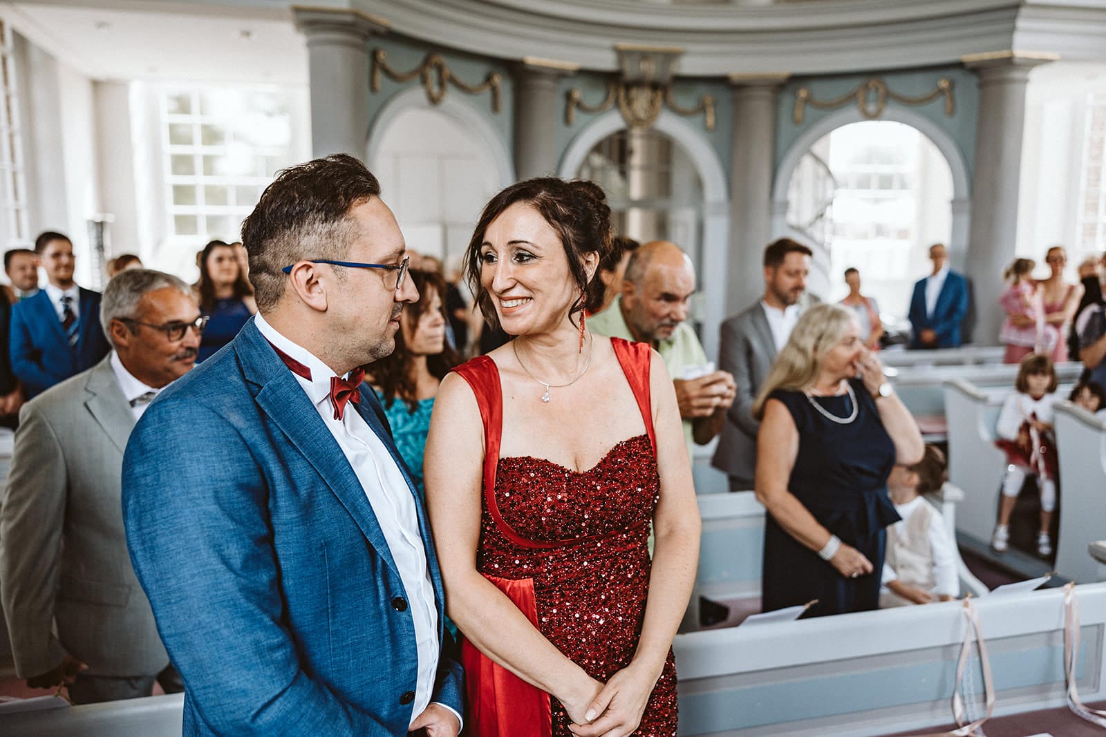 Schlosskapelle Diersfordt Wesel Schloss Diersfordt Wesel Hochzeitsfotograf - Trauzeugen unterhalten sich in der Kapelle