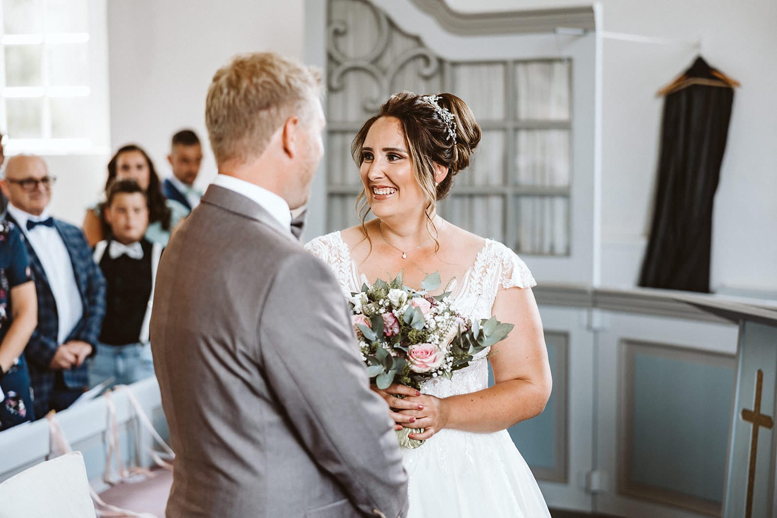 Schlosskapelle Diersfordt Wesel Schloss Diersfordt Wesel Hochzeitsfotograf - Braut und Bräutigam sehen sich verliebt während der Zeremonie an