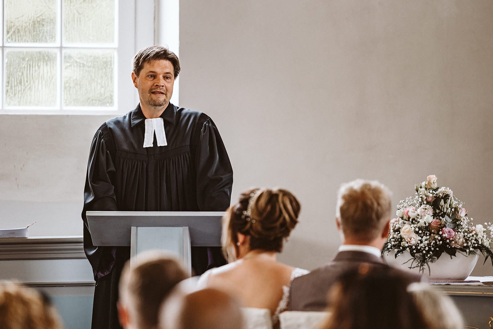 Schlosskapelle Diersfordt Wesel Schloss Diersfordt Wesel Hochzeitsfotograf - Pfarrer beginnt mit der Zeremonie
