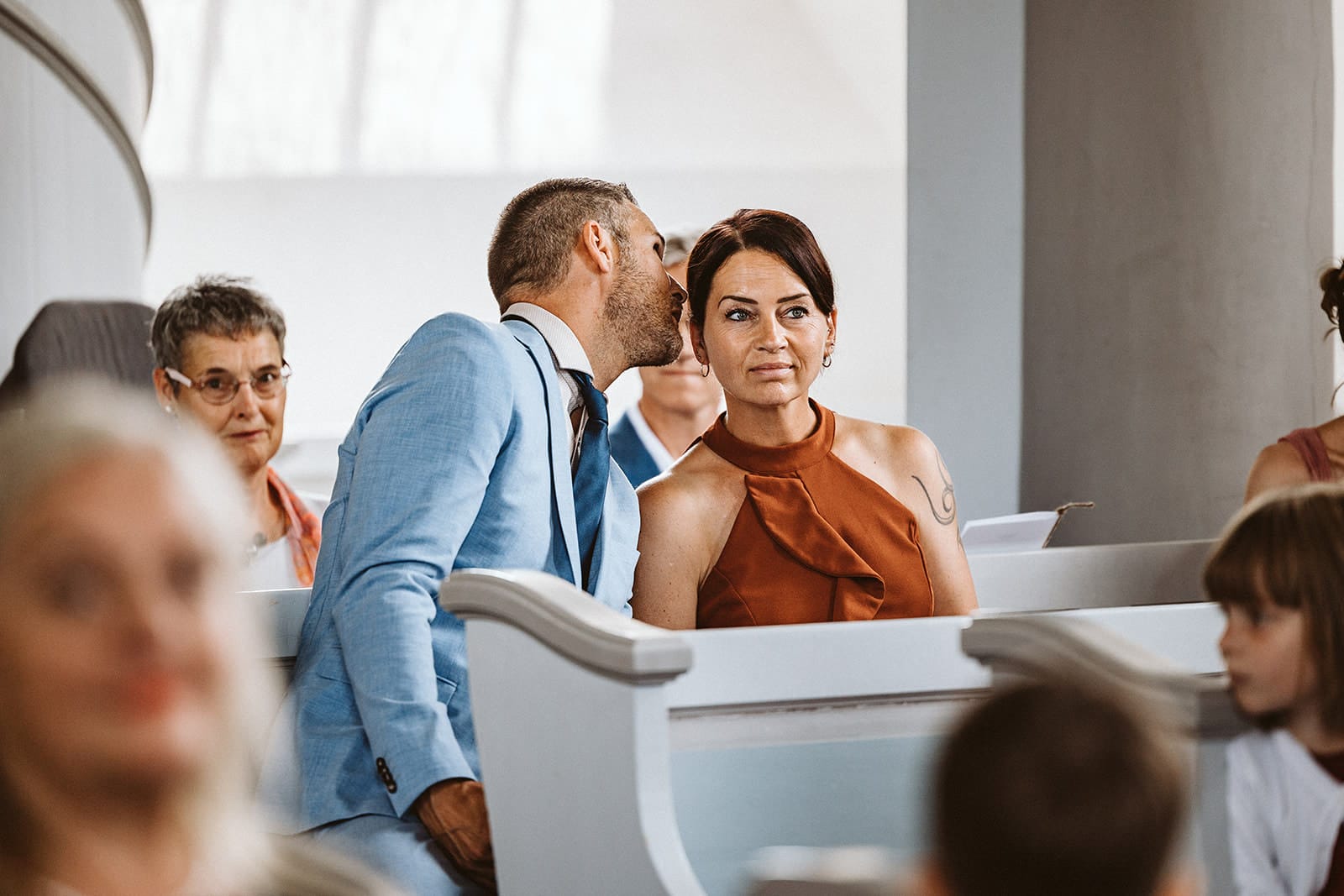 Schlosskapelle Diersfordt Wesel Schloss Diersfordt Wesel Hochzeitsfotograf - Hochzeitsgäste flüstern sich etwas zu