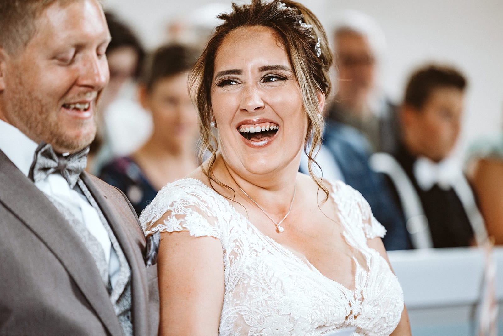 Schlosskapelle Diersfordt Wesel Schloss Diersfordt Wesel Hochzeitsfotograf - Braut lacht herzig mit Bräutigam während der Hochzeit