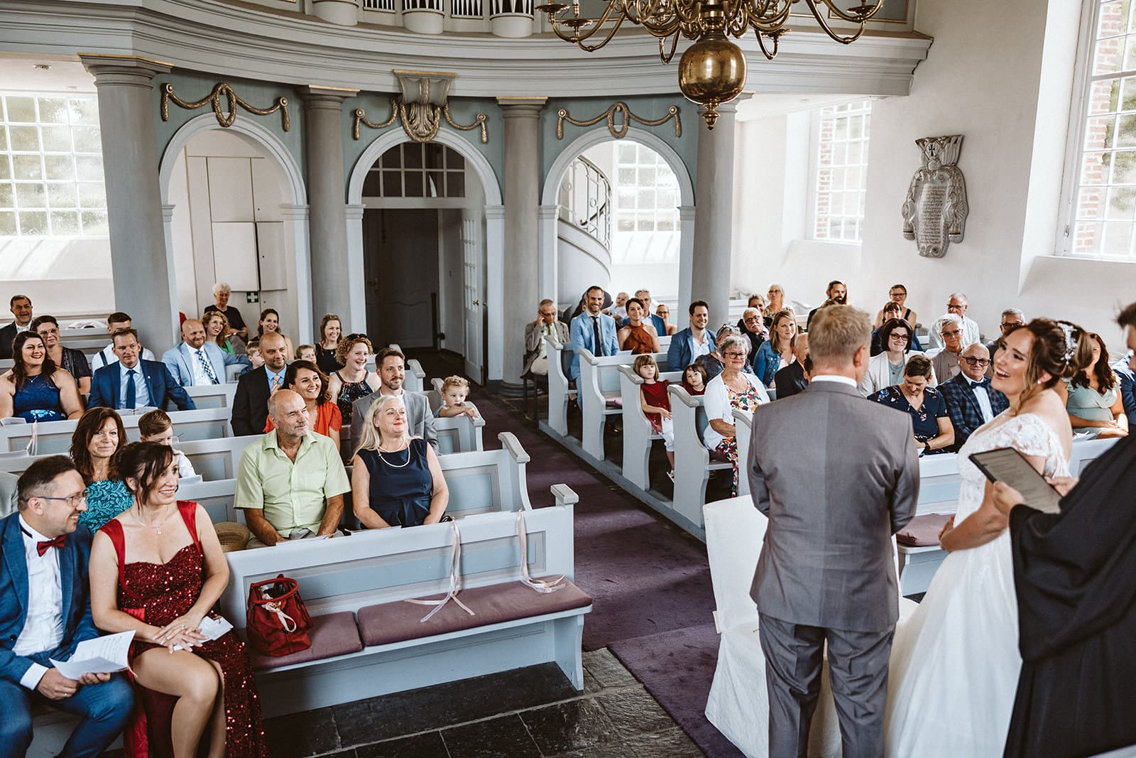 Schlosskapelle Diersfordt Wesel Schloss Diersfordt Wesel Hochzeitsfotograf - Brautpaar tauscht Ringe aus