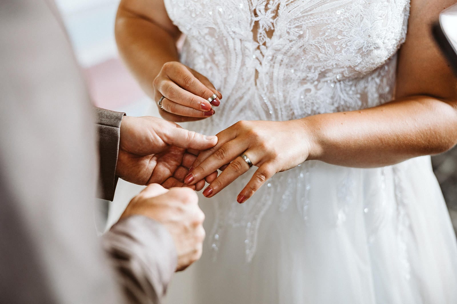 Schlosskapelle Diersfordt Wesel Schloss Diersfordt Wesel Hochzeitsfotograf - Bräutigam legt Braut Ring an