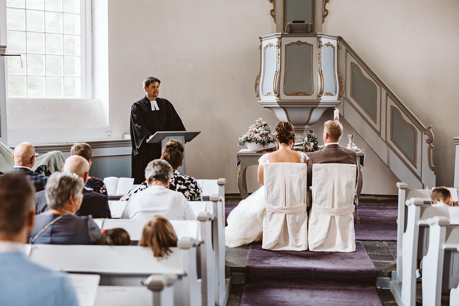 Schlosskapelle Diersfordt Wesel Schloss Diersfordt Wesel Hochzeitsfotograf - Pfarrer spricht Segnung an Brautpaar aus