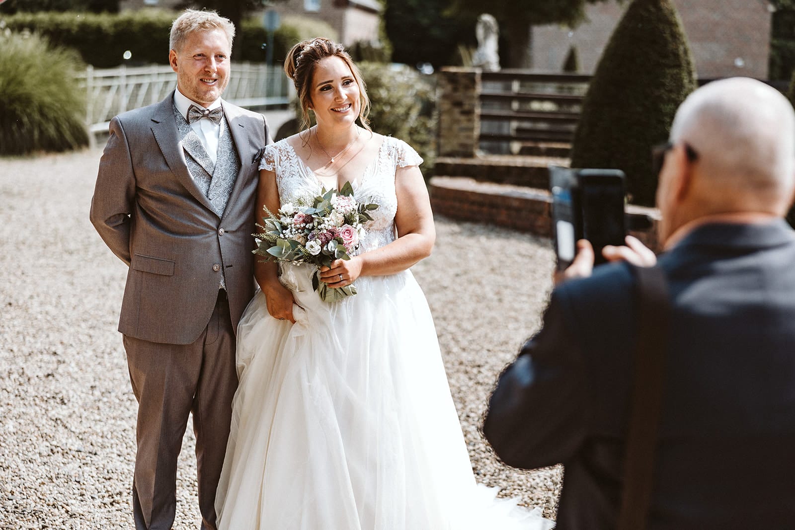 Schlosskapelle Diersfordt Wesel Schloss Diersfordt Wesel Hochzeitsfotograf - Opa fotografiert Brautpaar mit Kamera