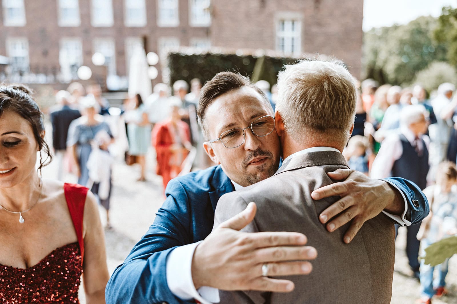Schlosskapelle Diersfordt Wesel Schloss Diersfordt Wesel Hochzeitsfotograf - Hochzeitsgast umarmt Bräutigam