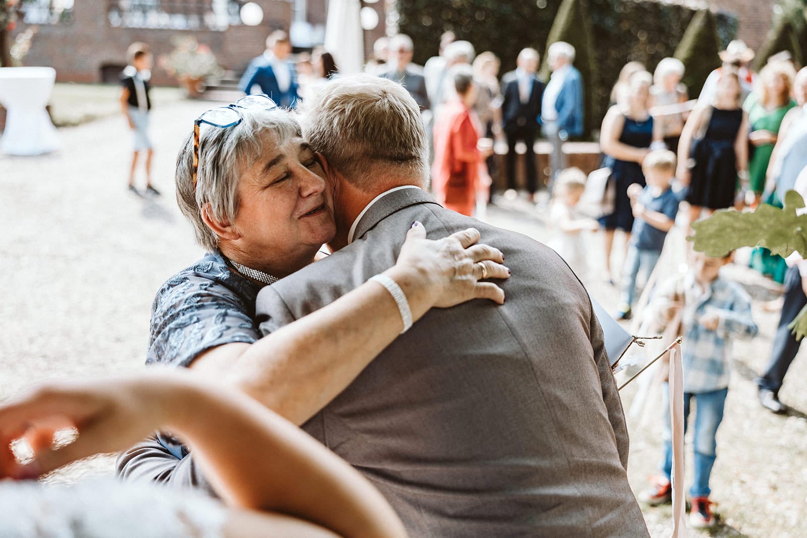 Schlosskapelle Diersfordt Wesel Schloss Diersfordt Wesel Hochzeitsfotograf - Oma umarmt Bräutigam zur Gratulation