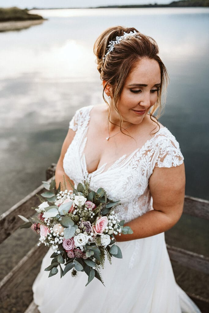 Schlosskapelle Diersfordt Wesel Schloss Diersfordt Wesel Hochzeitsfotograf - Braut schaut seitlich mit Brautstrauß in der Hand