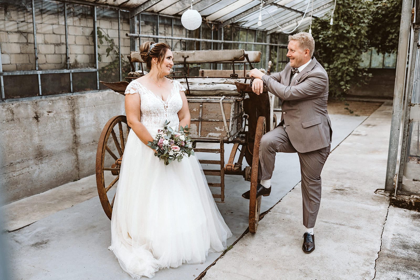 Schlosskapelle Diersfordt Wesel Schloss Diersfordt Wesel Hochzeitsfotograf - Braut und Bräutigam Brautpaar vor einer Kutsche