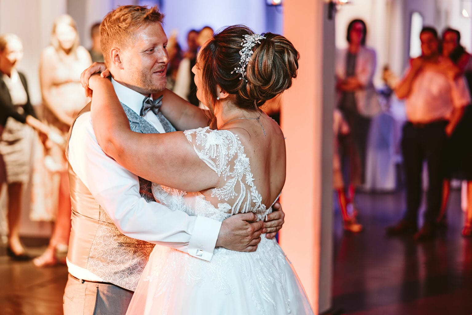 Schlosskapelle Diersfordt Wesel Schloss Diersfordt Wesel Hochzeitsfotograf - Beginn des Hochzeitstanzes für das Brautpaar