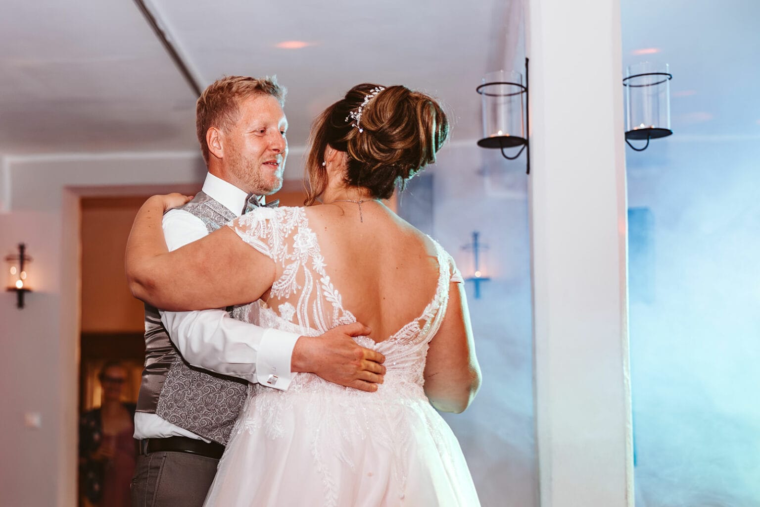 Schlosskapelle Diersfordt Wesel Schloss Diersfordt Wesel Hochzeitsfotograf - Erste Schritte Bräutigam mit Braut für Hochzeitstanz