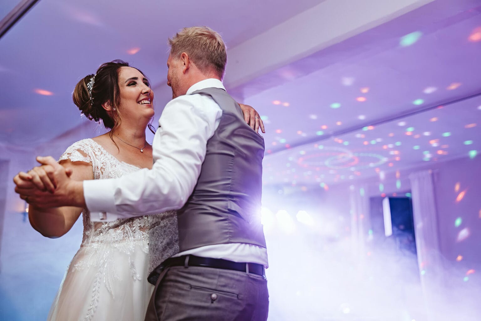 Schlosskapelle Diersfordt Wesel Schloss Diersfordt Wesel Hochzeitsfotograf - Lichtdurchfluteter Raum für Brautpaar beim Hochzeitstanz