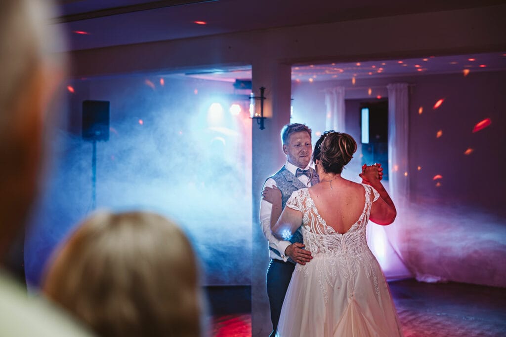 Schlosskapelle Diersfordt Wesel Schloss Diersfordt Wesel Hochzeitsfotograf - Blaues und Lilianes Licht beim Hochzeitstanz
