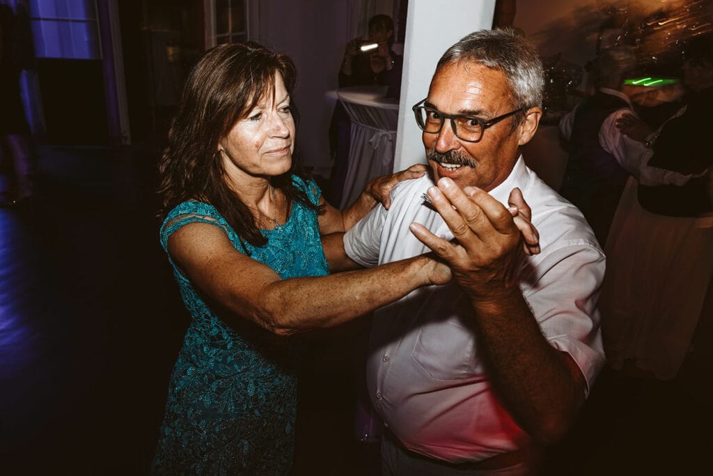 Schlosskapelle Diersfordt Wesel Schloss Diersfordt Wesel Hochzeitsfotograf - Brautvater tanzt mit einer Frau zur Hochzeitsfeier