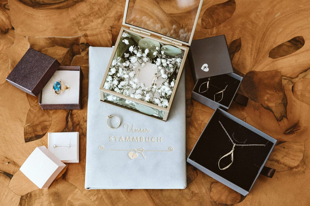 St. Mariä Empfängnis Essen Hochzeitsfotograf - Flatlay bei der Braut