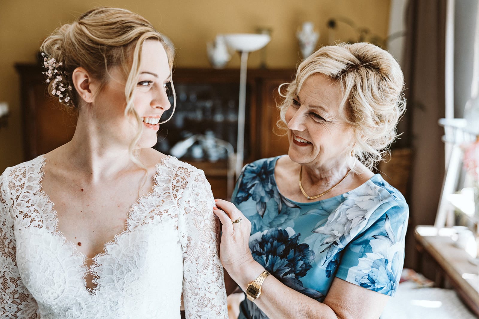 St. Mariä Empfängnis Essen Hochzeitsfotograf - Brautmutter sieht begeistert ihre Tochter Braut an