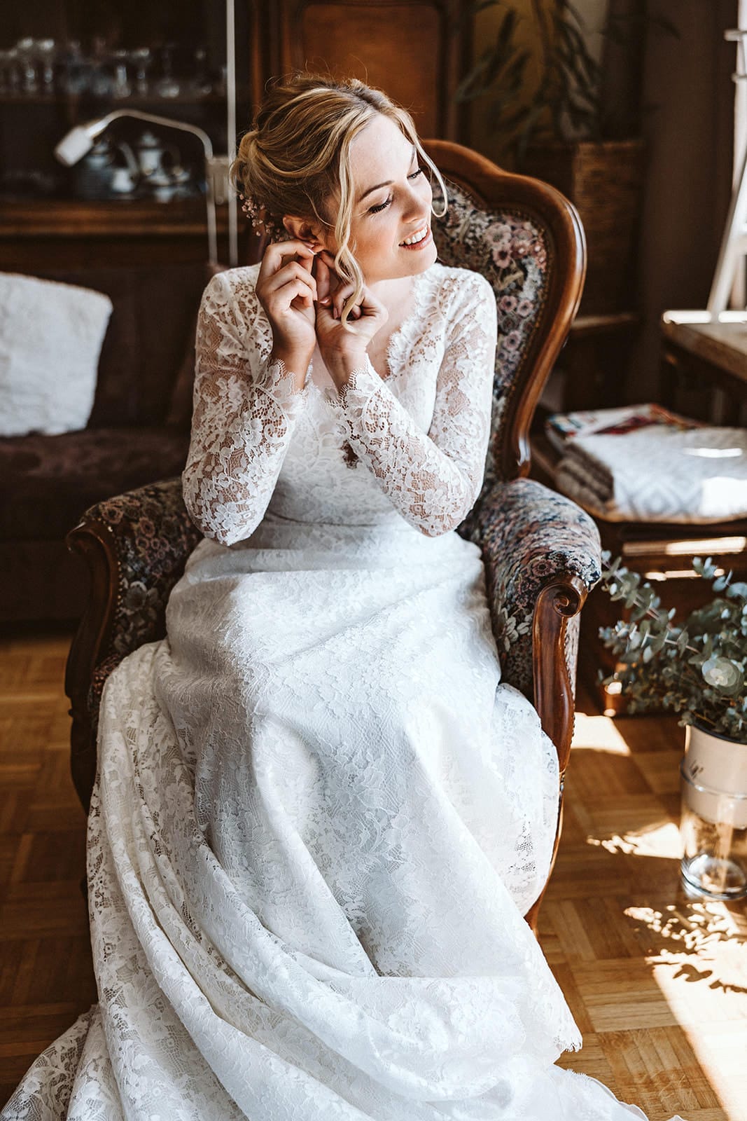 St. Mariä Empfängnis Essen Hochzeitsfotograf - Braut steckt sich Ohrringe an