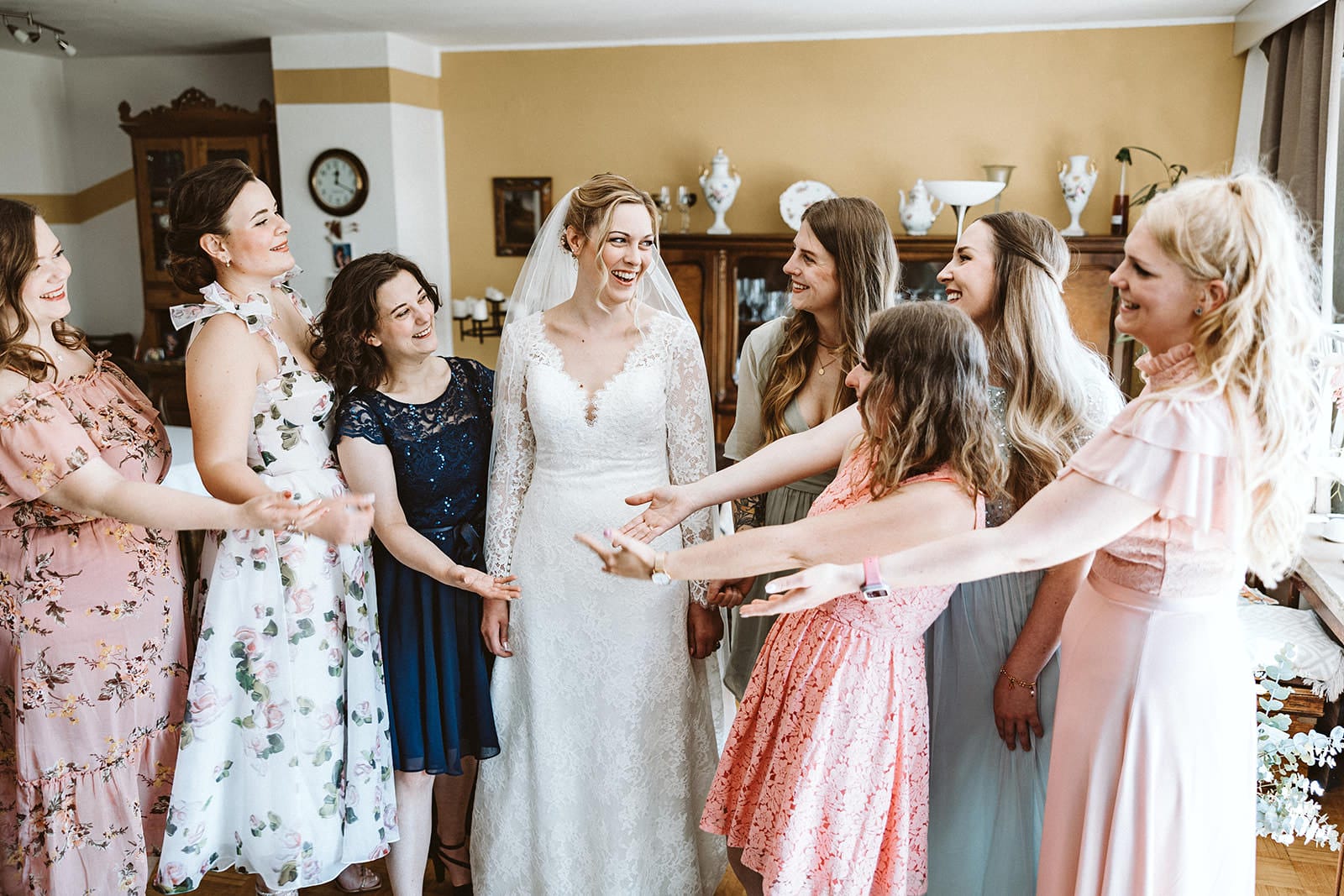 St. Mariä Empfängnis Essen Hochzeitsfotograf - Braut wird von Brautjungfern bejubelt