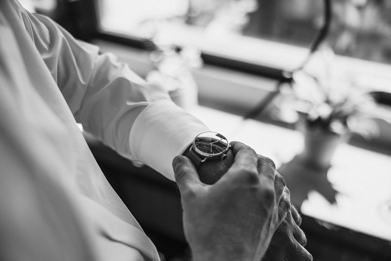 St. Mariä Empfängnis Essen Hochzeitsfotograf - Bräutigam legt Uhr an Erbstück Getting Ready