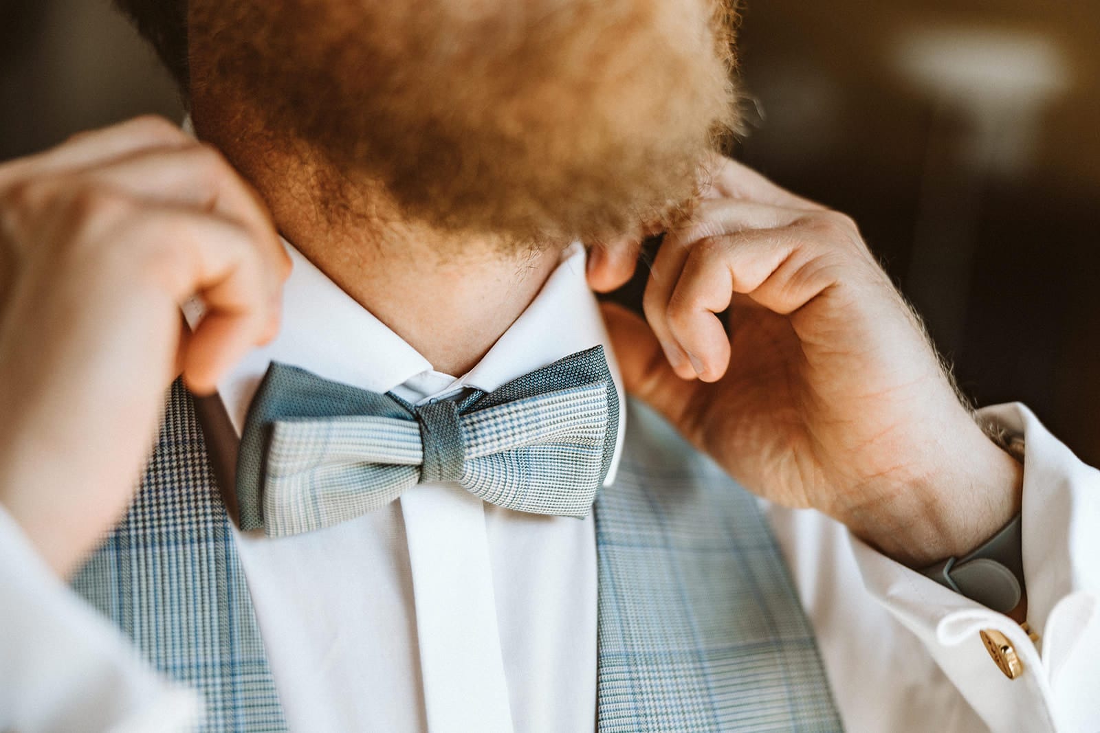 St. Mariä Empfängnis Essen Hochzeitsfotograf - Bräutigam legt türkise Fliege an Getting Ready