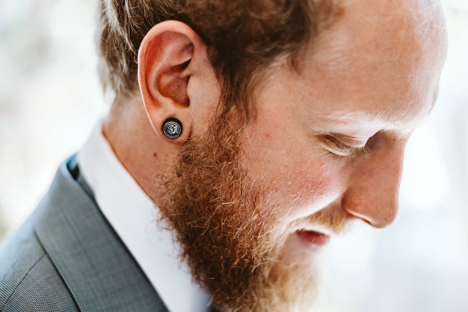 St. Mariä Empfängnis Essen Hochzeitsfotograf - Ohrringe für den Bräutigam Pins