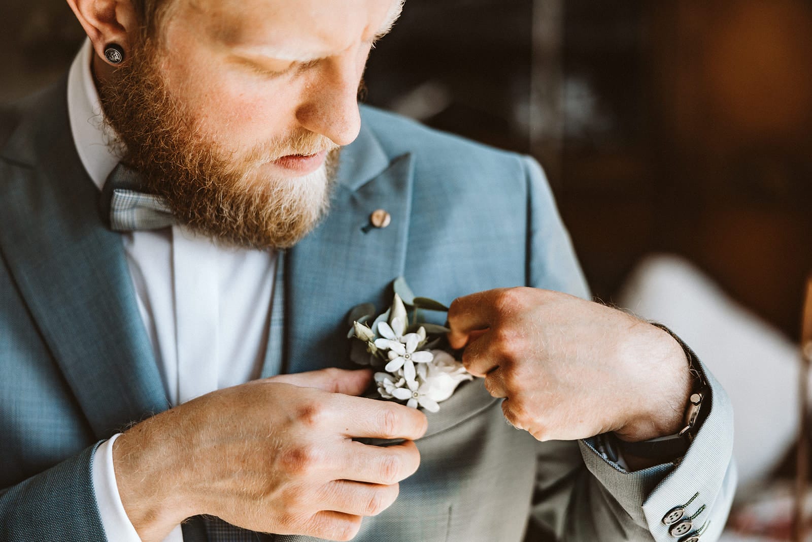 St. Mariä Empfängnis Essen Hochzeitsfotograf - Bräutigam überprüft Anstecker Blume Getting Ready