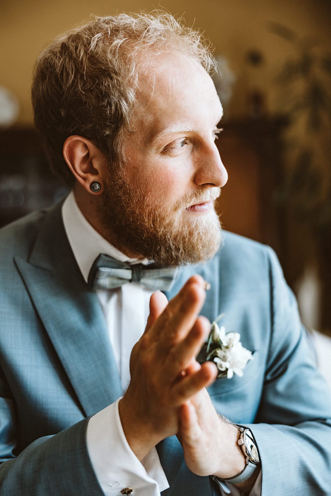 St. Mariä Empfängnis Essen Hochzeitsfotograf - Bräutigam reibt sich die Hände und ist nervös Getting Ready