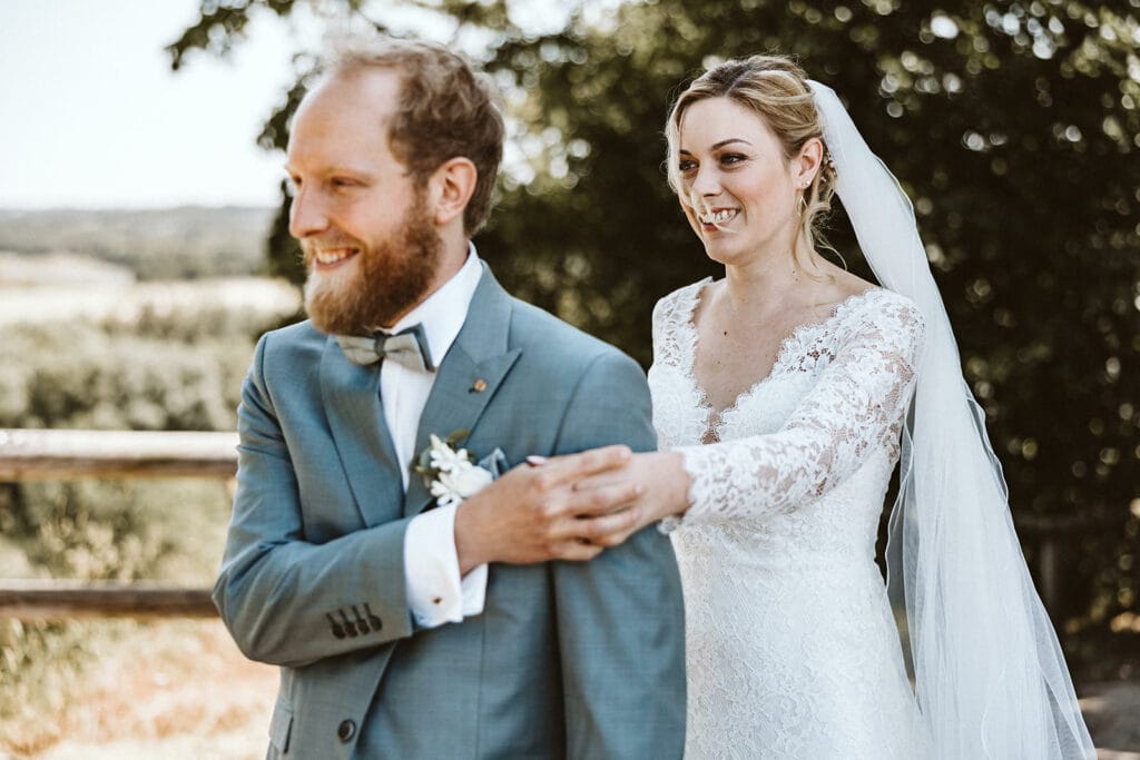 St. Mariä Empfängnis Essen Hochzeitsfotograf - Braut hält die Hand vom Bräutigam hinter seinem Rücken First Look