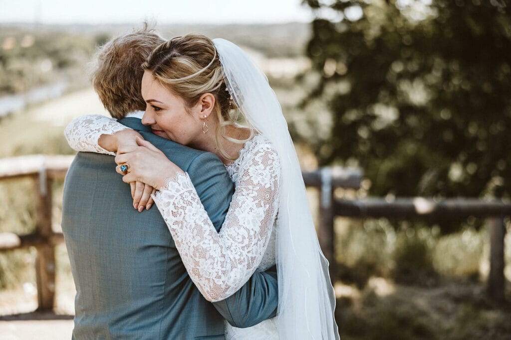 St. Mariä Empfängnis Essen Hochzeitsfotograf - Braut umarmt Bräutigam Herzlich First Look