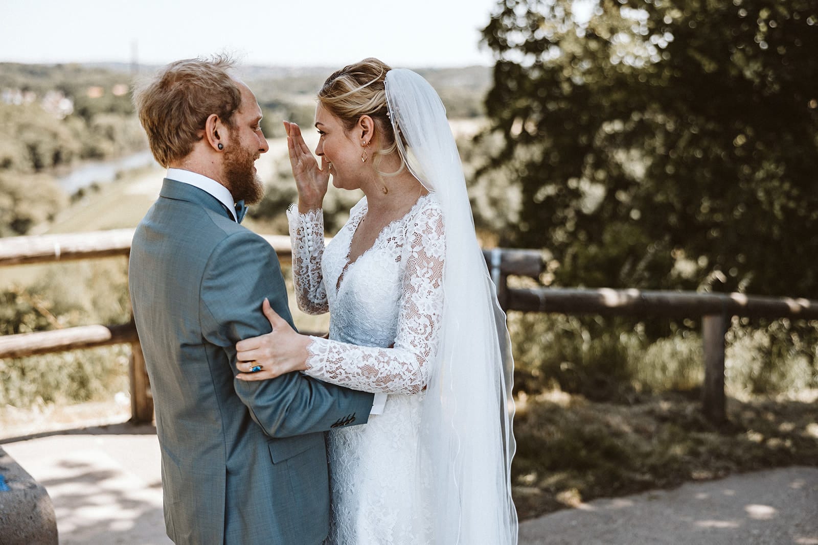 St. Mariä Empfängnis Essen Hochzeitsfotograf - Braut fängt beim First Look zum Weinen an