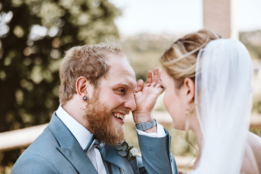St. Mariä Empfängnis Essen Hochzeitsfotograf - Bräutigam muss selbst beim First Look weinen
