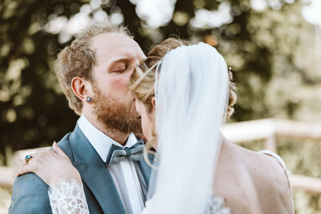St. Mariä Empfängnis Essen Hochzeitsfotograf - Bräutigam küsst Braut auf Stirn beim First Look