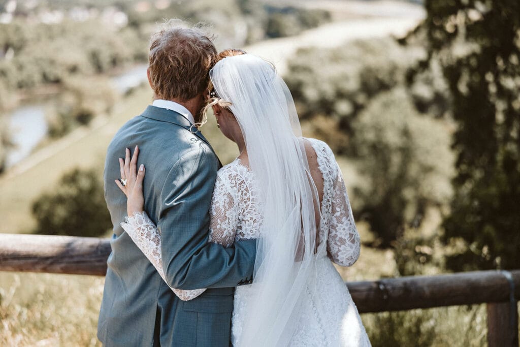 St. Mariä Empfängnis Essen Hochzeitsfotograf - Braut und Bräutigam schauen nach dem First Look in die Ferne