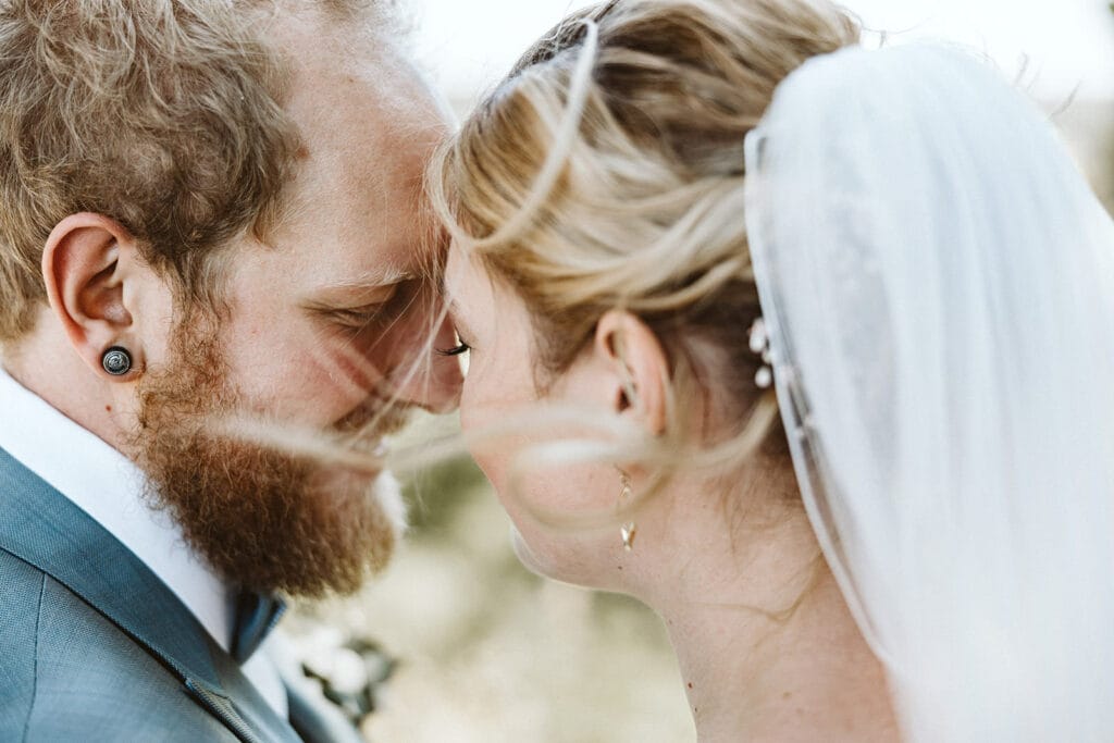St. Mariä Empfängnis Essen Hochzeitsfotograf - Braut und Bräutigam genießen die Ruhe beim First Look
