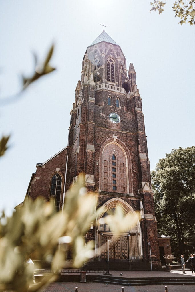 St. Mariä Empfängnis Essen Hochzeitsfotograf - Kirche mit Kirchturm und Haupteingang