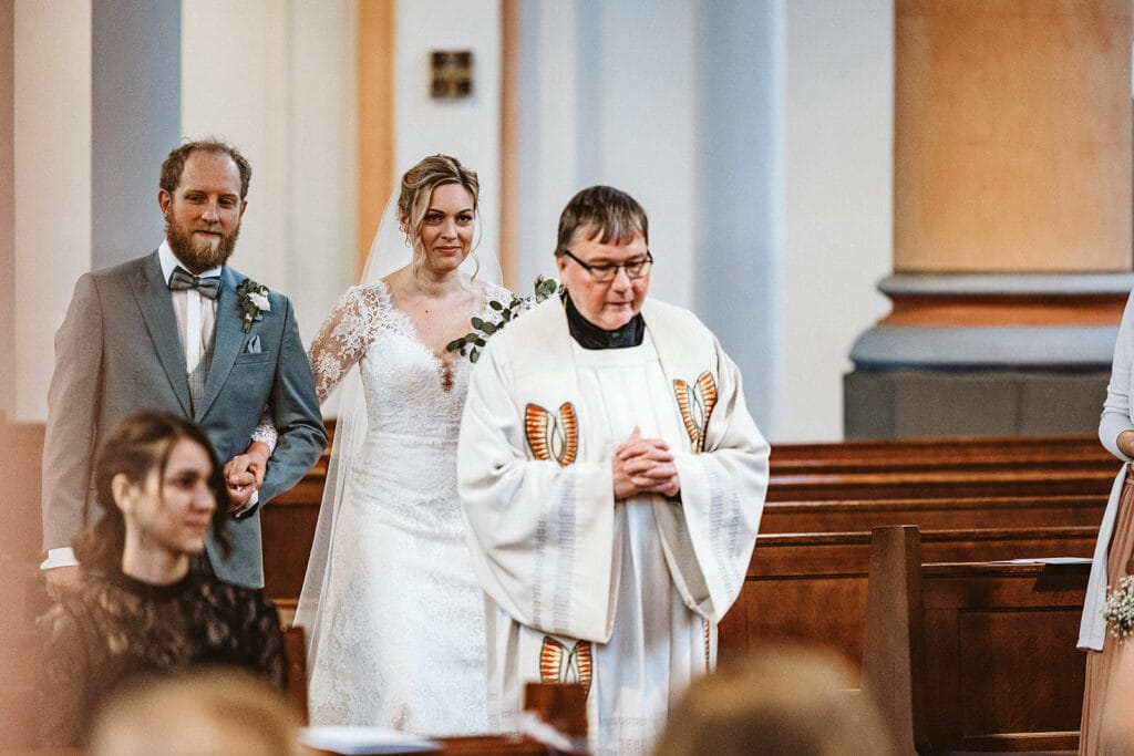 St. Mariä Empfängnis Essen Hochzeitsfotograf - Braut und Bräutigam werden zum Altar gebracht