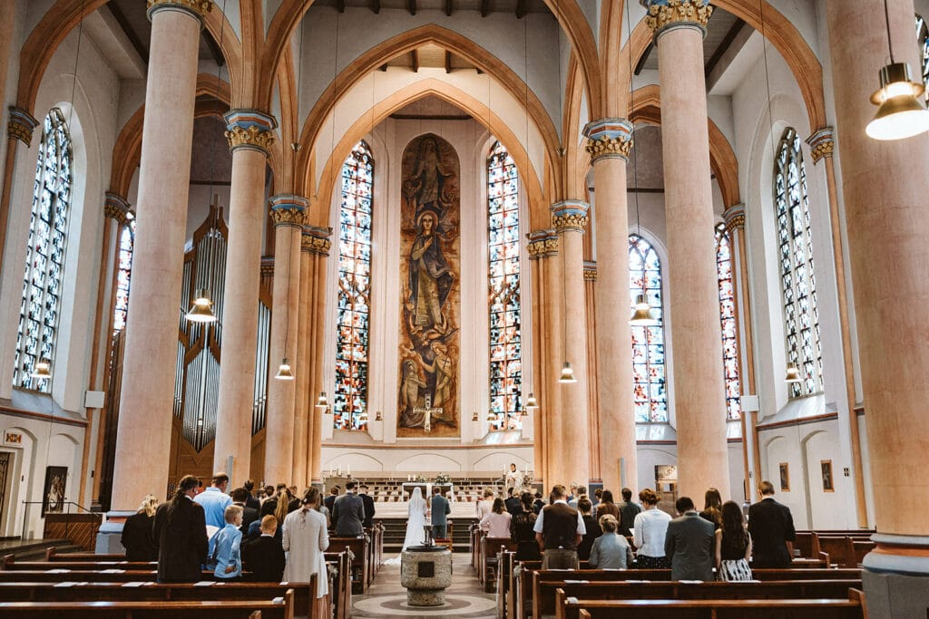 St. Mariä Empfängnis Essen Hochzeitsfotograf - Kirche von innen Weitwinkel