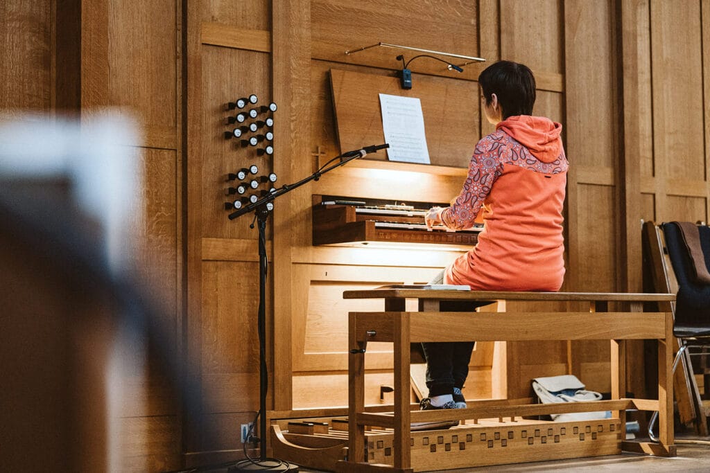 St. Mariä Empfängnis Essen Hochzeitsfotograf - Orgelspielerin fängt mit der Zeremonie an