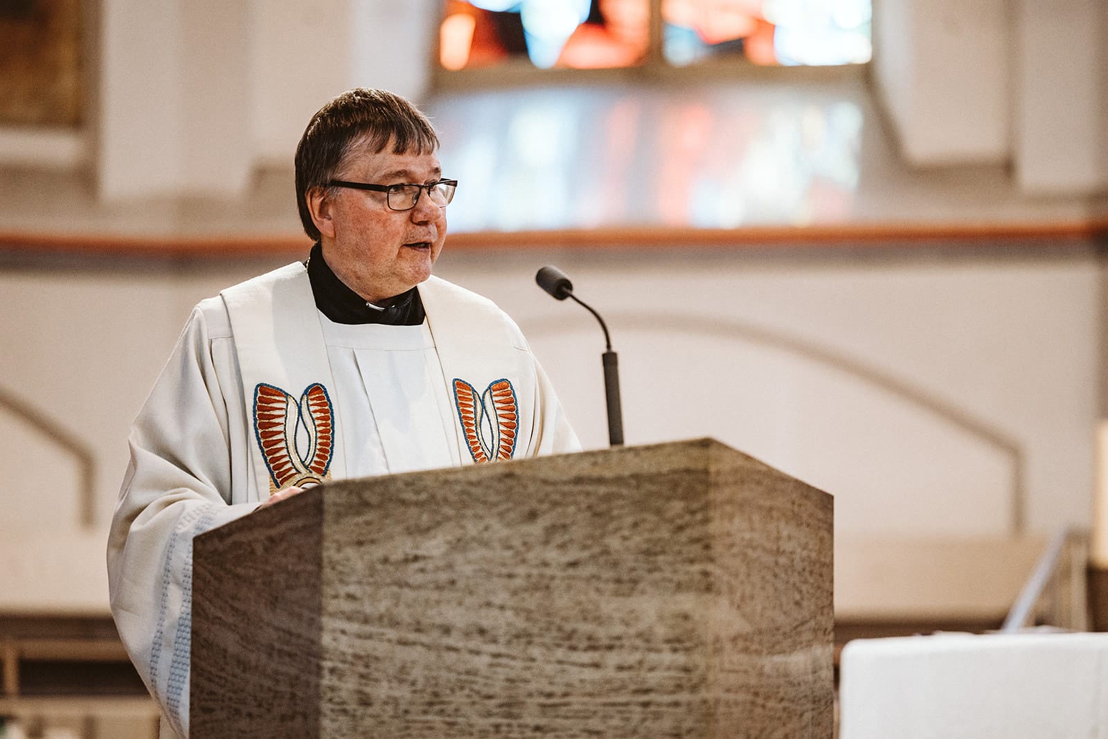 St. Mariä Empfängnis Essen Hochzeitsfotograf - Priester beginnt Zeremonie